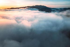 volando sobre las nubes amanecer y niebla foto