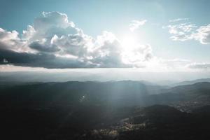 Vista panorámica de las montañas contra el cielo durante la puesta de sol foto