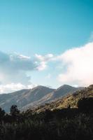 Vista panorámica de las montañas contra el cielo durante la puesta de sol foto