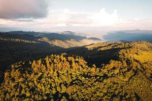 Vista panorámica de las montañas contra el cielo durante la puesta de sol foto