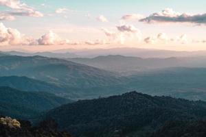 Vista panorámica de las montañas contra el cielo durante la puesta de sol foto