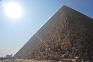 pirámide con sol foto