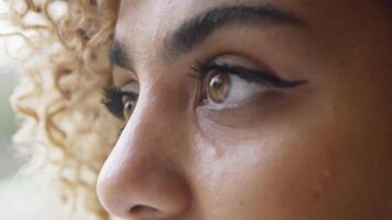 close-up van een vrouw met een licht bewegend hoofd, pratend en lachend video