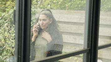 femme appelant avec un smartphone marchant dans le jardin video