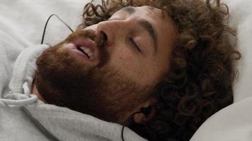 close-up de um homem deitado de costas ouvindo música com os olhos fechados video