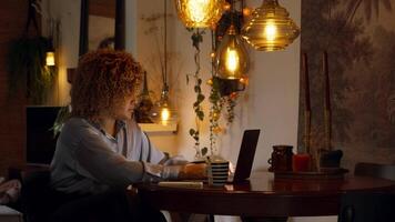 vrouw aan tafel zitten en typen op laptop video