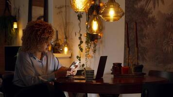 mujer sentada en la mesa escribiendo en el teléfono inteligente video