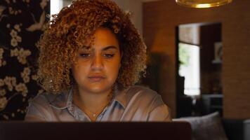 mujer escribiendo en la computadora portátil y mirando el teléfono inteligente video