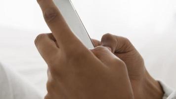 close-up de dedos de mulher digitando em smartphone video