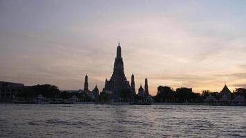 tempel van de dageraad in bangkok, thailand bij zonsondergang video