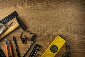 herramientas de mano se encuentran en una mesa de madera