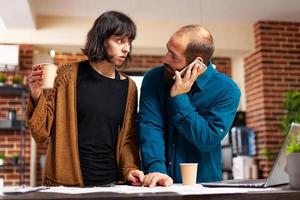 Gerente hablando por teléfono con el empresario discutiendo la estrategia de marketing foto