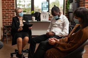 Mujer terapeuta hablando con el hombre afroamericano en la terapia de grupo de apoyo
