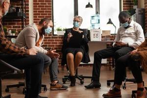 personas con problemas mentales en una reunión de terapia de grupo para recibir asesoramiento foto