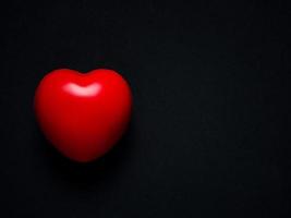 corazón rojo. concepto de amor, cuidado y día de San Valentín.