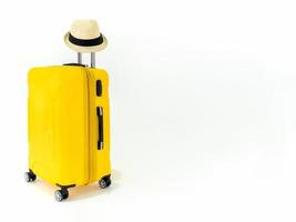maleta amarilla con sombrero de paja aislado sobre fondo blanco.