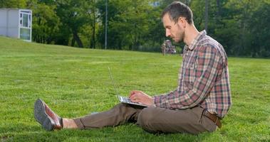 autónomo en el trabajo al aire libre en el parque. foto