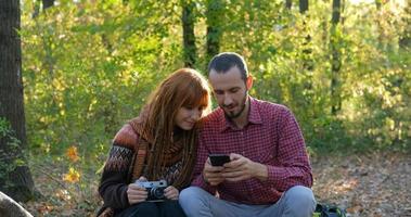 pareja de viajeros en el bosque de otoño foto