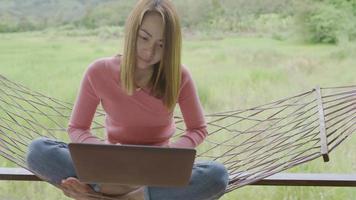 mujer joven editora trabajando por cuenta propia y la computadora portátil
