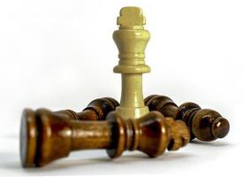 ajedrez de madera en una variedad de posiciones. foto