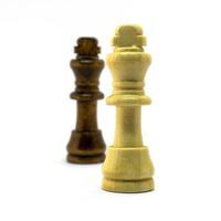 ajedrez de madera en una variedad de posiciones. foto