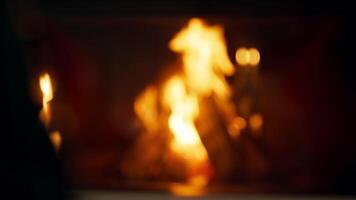 Kamin mit Flammen, die zu Bokeh übergehen video