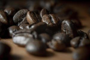 Primer plano de granos de café sobre fondo oscuro foto