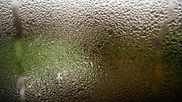Gotas de lluvia sobre fondo con textura de vidrio. foto