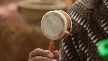 juguetes infantiles tradicionales de Indonesia hechos de madera foto