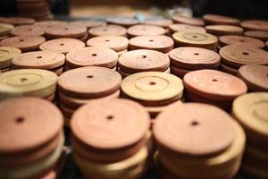 Monedas hechas de arcilla y madera, para canjear en los mercados tradicionales javaneses. foto