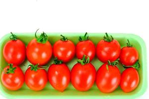 Tomates rojos aislados sobre un fondo blanco. foto