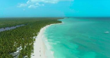 vista aérea do drone de uma praia de areia branca em uma ilha tropical