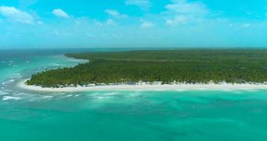 Playa de arena blanca en una isla tropical vista aérea de drone