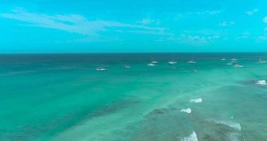 barcos en agua azul vista aérea drone video