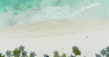 Vista aérea de la playa de arena blanca y el océano.