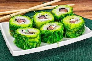 rollo de sushi con chukoy, salmón y queso foto