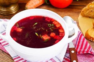 comida sana. sopa de remolacha, tomate y verduras foto