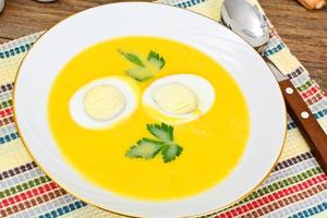 zanahoria, sopa de crema de calabaza con comida dietética de huevo foto
