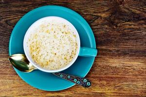 café con leche, capuchino en una taza retro azul foto