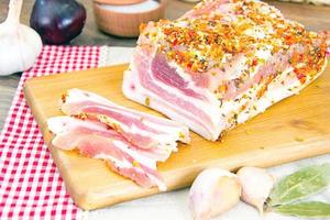 Manteca de cerdo salada, carne de cerdo cruda sobre tabla de cortar de madera