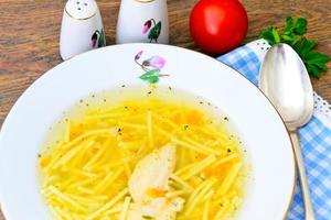 Sopa dietética de caldo de pollo con perejil. foto