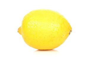 Limón amarillo fresco sobre fondo blanco. foto