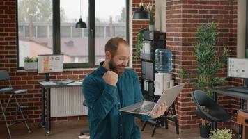 hombre de negocios que se siente feliz por el éxito del proyecto video