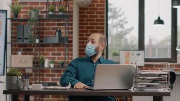 collègues faisant le salut de coup de poing dans le bureau de démarrage video