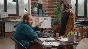 collega's die naar de monitor kijken met grafieken voor gegevenssnelheid video