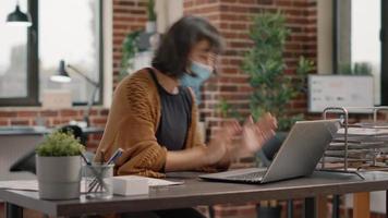 gelukkige werknemer met gezichtsmasker die prestatie viert video