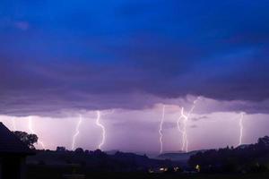 múltiples rayos durante una fuerte tormenta eléctrica foto