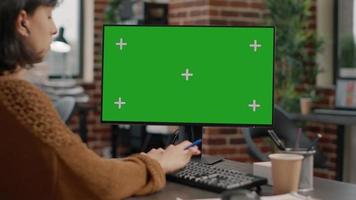 close-up van werknemer met behulp van computer met groen scherm video