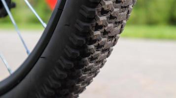 rueda de bicicleta de montaña y neumático de barro cerca. foto