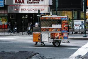 Nueva York, Estados Unidos. Febrero de 2009. puesto de perritos calientes cruzando una avenida de Manhattan foto
